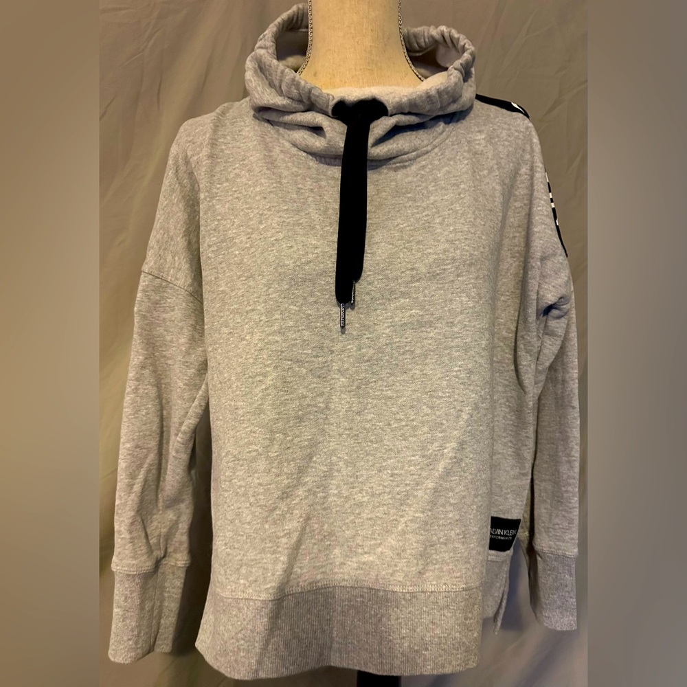EUC Calvin Klein size Medium pull over in light gray
